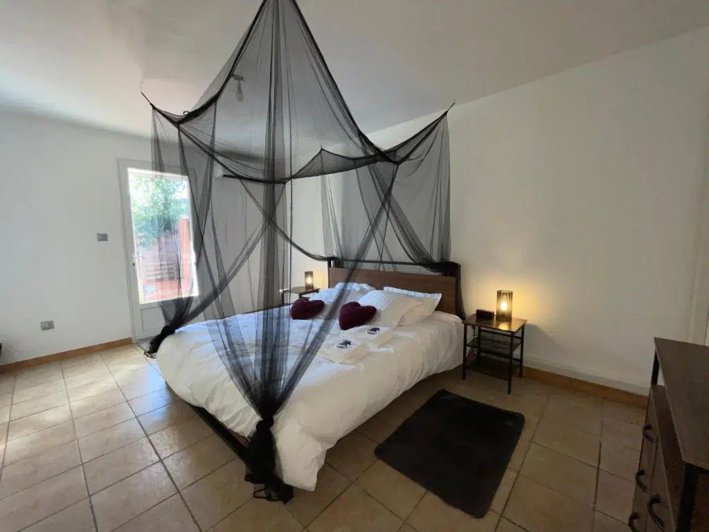 Chambre parentale du gite l'Acacia Le Soulier en Cévennes à Saint-Martin-de-Valgalgues.