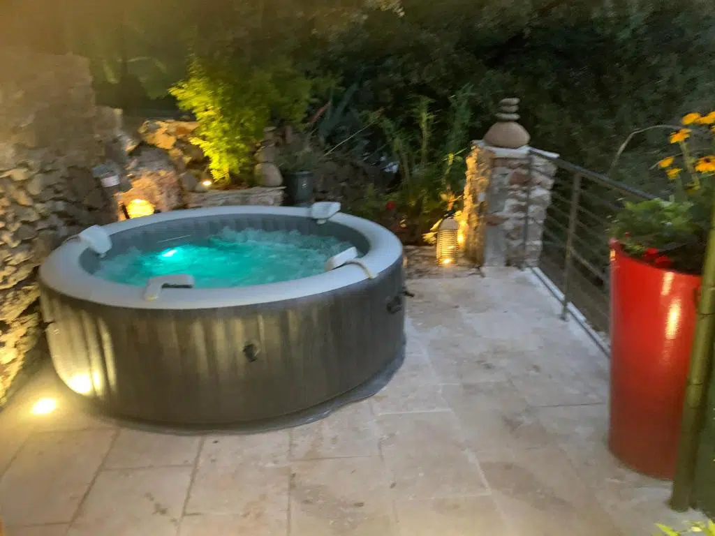 Jaccuzzi gonflable du gîte Les clapiers à Mialet dans le Gard.